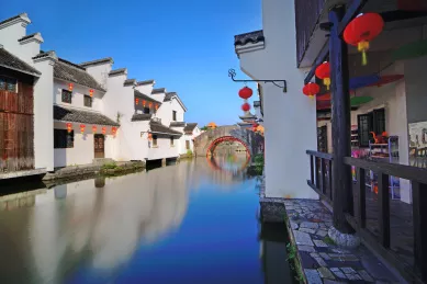 中国fo山南海影视城内江南水乡古式建筑与湖面